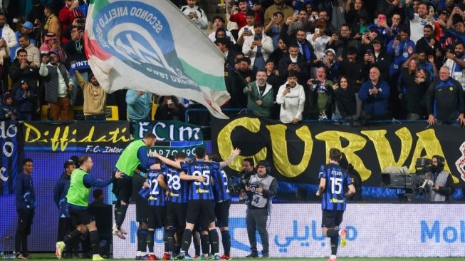 Para pemain Inter Milan merayakan gol pada pertandingan semifinal Supercoppa Italia kontra Lazio yang digelar di Stadion Al-Awwal Park di Riyadh, Sabtu (20/1/2024) (sumber: suara.com)