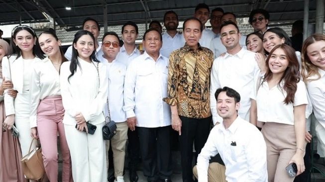 Presiden Jokowi bersama Prabowo dan sejumlah artis tanah air (sumber: suara.com)