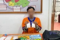 Pelaku BS alis Beny(30) warga Desa Jangkang Baru, saat memperlihatkan narkotika jenis sabu miliknya, Minggu (04/02/2024).Foto.Humas Polres Barut.