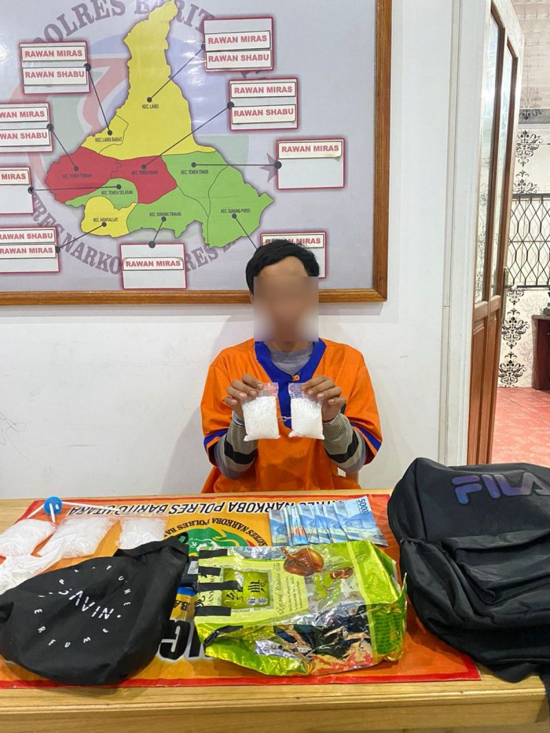 Pelaku BS alis Beny(30) warga Desa Jangkang Baru, saat memperlihatkan narkotika jenis sabu miliknya, Minggu (04/02/2024).Foto.Humas Polres Barut.