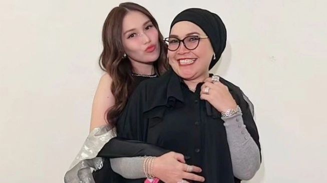 Ayu Ting Ting dan ibu, Umi Kalsum (sumber: suara.com)