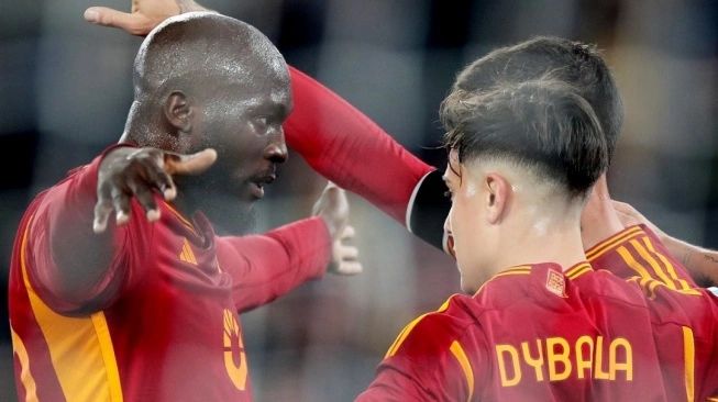 Para pemain AS Roma melakukan selebrasi setelah Paulo Dybala (kanan) mencetakk gol ke gawang Cagliari dalam laga pekan ke-23 Liga Italia atau Serie A 2023-2024 di Stadion Olimpico, Roma, Selasa (6/2/2024) dini hari WIB. (Sumber: suara.com)