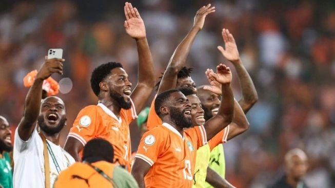 Sejumlah pemain Pantai Gading merayakan kemenangan mereka di akhir pertandingan semifinal Piala Afrika 2024 setelah sukses menaklukkan RD Kongo dengan skor tipis 1-0 di Alassane Ouattara Olympic Stadium, Ebimpe, Abidjan, Rabu (7/2/2024) (Sumber: suara.com)