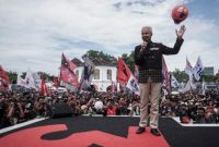 Capres nomor urut 3 Ganjar Pranowo (kiri) menyapa pendukungnya saat kampanye akbar capres-cawapres nomor urut 3 di Solo, Jawa Tengah, Sabtu (10/2/2024) (sumber: suara.com)