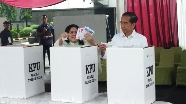 Presiden Jokowi bersama Iriana Jokowi mencoblos di TPS 10 Gambir, Jakarta pada Rabu (14/2/2024) (sumber: suara.com)