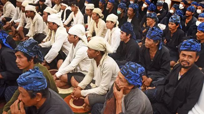 Sejumlah warga Baduy mengikuti tradisi Seba di Pendopo Gubernur Banten, di Serang, Sabtu (7/5/2022) (sumber: suara.com)