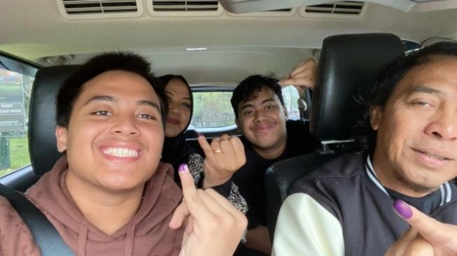 Potret Komeng bersama istri dan anak-anak usai mencoblos (sumber: suara.com)