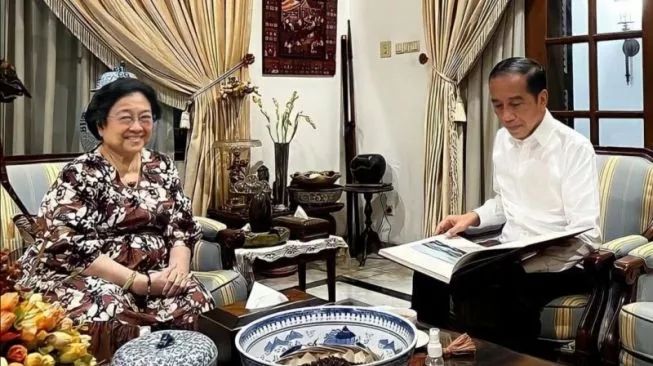 Presiden Joko Widodo saat silaturahmi dengan Ketua Umum DPP PDI Perjuangan Megawati Soekarnoputri, di Jalan Teuku Umar, Jakarta (sumber: suara.com)