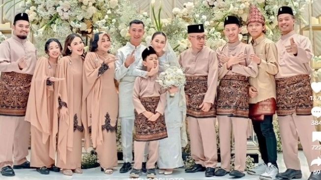 Ayu Ting Ting dan keluarga calon mertua (sumber: suara.com)
