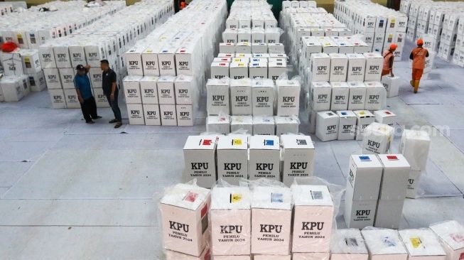 Petugas membawa logistik pemilu 2024 saat tiba di Gudang penampungan logistik KPU kota administrasi Jakarta Timur Kecamatan Ciracas, Kamis (15/2/2024) (sumber: suara.com)