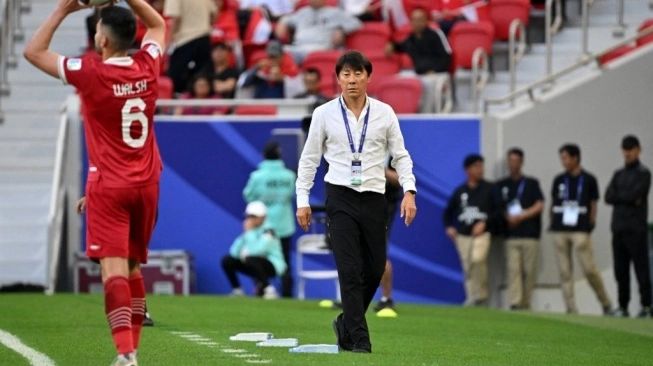 Gestur Pelatih Indonesia asal Korea Selatan Shin Tae-yong di tengah pertandingan Grup D Piala Asia 2023 kontra Jepang di Stadion al-Thumama, Doha, Rabu, 24 Januari 2024. (Sumber: suara.com)
