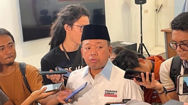 Sekretaris Tim Kampanye Nasional (TKN) Prabowo-Gibran, Nusron Wahid di Media Center TKN, Jakarta, Kamis (8/2/2024) (sumber: suara.com)