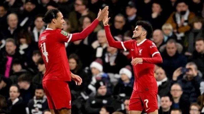 Luis Diaz (kiri) melakukan selebrasi dengan rekan setimnya Virgil van Dijk setelah mencetak gol untuk Liverpool dalam pertandingan leg kedua semifinal Carabao Cup lawan Fulham di Craven Cottage pada Kamis (25/1/2024) (sumber: suara.com)