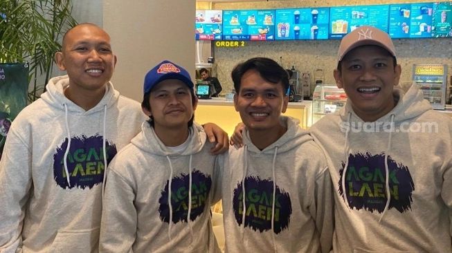 Para personel sekaligus pemain film Agak Laen di kawasan Kuningan, Jakarta Selatan, Selasa (12/12/2023) (sumber: suara.com)