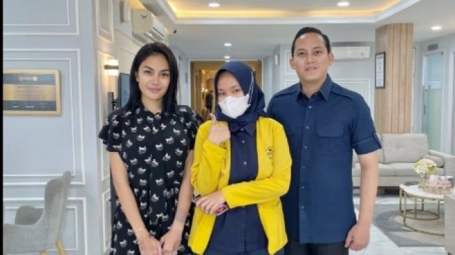 Nikita Mirzani terang-terangan jalan dengan Rizky Irmansyah (sumber: suara.com)