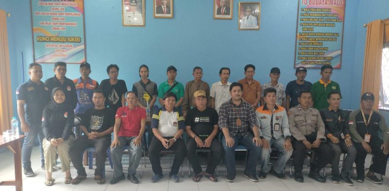 Anggota PPK Kecamatan Lahei foto bersama Ketua Bawaslu, Camat Lahei dan saksi-saksi parpol usai rapat perbaikan hasil suara di Lahei, Jumat (23/02/2024).Foto.Jumani