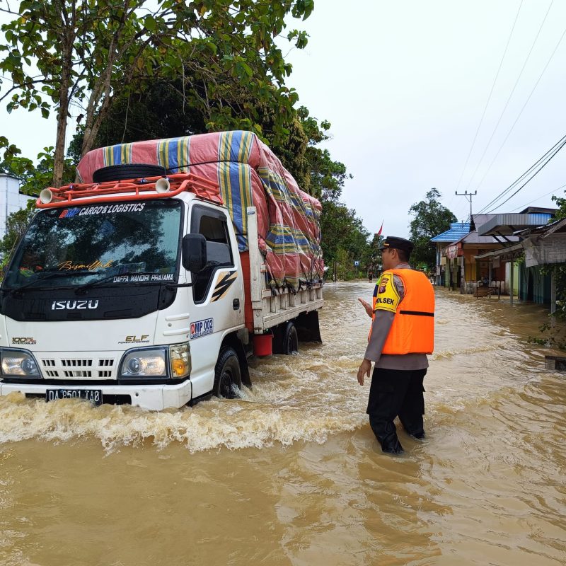 Sebuah Truck membawa sembako saat melintas di kawasan banjir di Desa Kandui, Senin (26/02/2024).Foto.Ade.1tulah.com