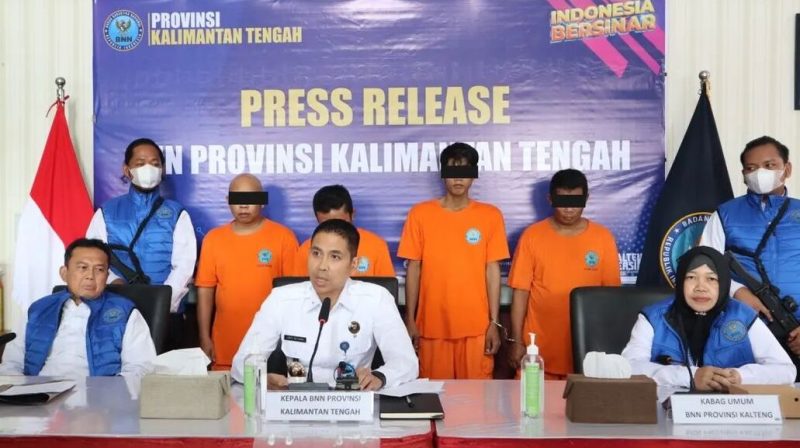 BNNP Kalteng saat menggelar pres rilis terkait penangkapan sabu jaringan Pontianak-Sampit, Senin (26/02/2024).Foto.,Fathurahman