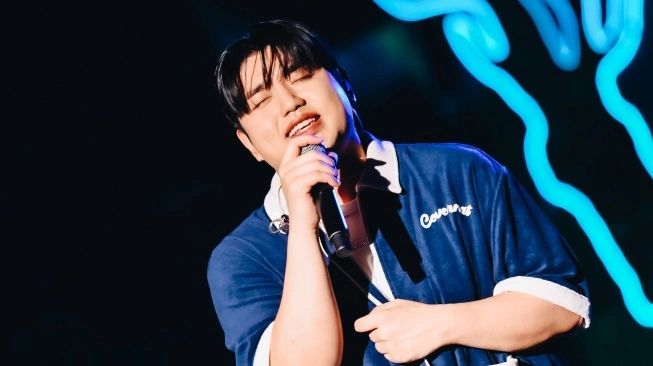 Penyanyi Sam Kim tampil di ajang Asian Sound Syndicate Vol. 2 hadir hari ke-2 yang digelar di Jiexpo Kemayoran Jakarta, Minggu (27/8/2023) (sumber: suara.com)