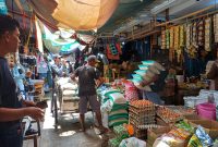 Suasana di Pasar Tradisional Pasar Pendopo sepi. Harga pangan terutama beras mengalami kenaikan signifikan. Foto.Delia/1tulah.com