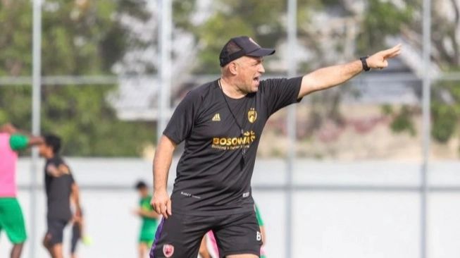 Pelatih PSM Makassar, Bernardo Tavarres. (Sumber: suara.com)