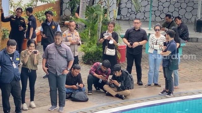 Suasana rekonstruksi peristiwa ditenggelamkannya anak Tamara Tyasmara, Dante, di Taman Air Tirtamas, Pondok Kelapa, Jakarta, Rabu (28/2/2024) (sumber: suara.com)
