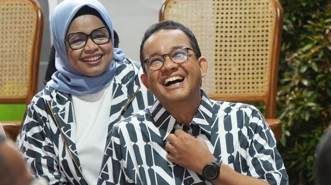 Anies Baswedan Fery Farhati Kenakan Baju Couple AMIN Rancangan Dian Pelangi. (Sumber: suara.com)