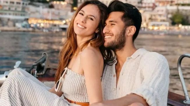 Potret Wulan Guritno bersandar di dada Sabda Ahessa saat nonton konser Ne-Yo (sumber: suara.com)