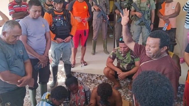 Tim SAR gabungan berdoa sebelum mencarin anggota Panwaslu Distrik Mimika Barat Jauh yang dilaporkan hilang (sumber: suara.com)