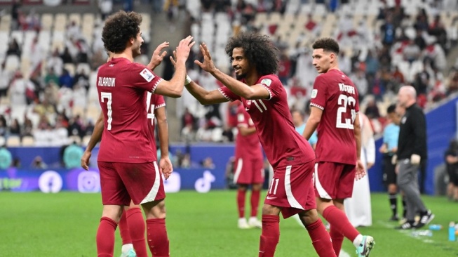 Pemain Qatar Akram Afif (kanan) merayakan kemenangan timnya atas Lebanon di laga perdana Grup A Piala Asia 2023 di Stadion Lusail di Lusail, Doha, Jumat 12 Januari 2024 (sumber: suara.com)