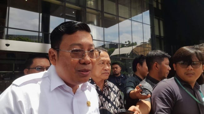 Kepala Badan Pangan Nasional atau Bapanas sekaligus Ketua Dewan Pengawas Perum Bulog Arief Prasetyo Adi rampung menjalani pemeriksaan KPK terkait kasus mantan Mentan SYL. (sumber: suara.com)