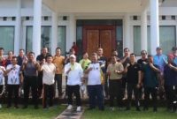 Foto bersama di halaman rumah jabatan Bupati Barito Timur. Foto: 1tulah.com/zakirin