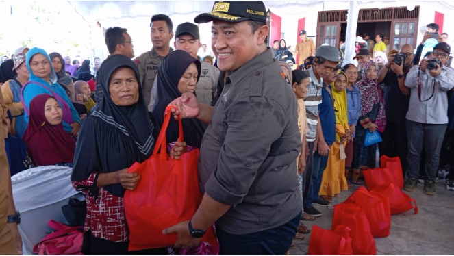 Wagub Kalteng, H. Edy Pratowo saat menyerahkan bantuan Sembako kepada masyarakat di Kacamatan Dusun Selatan, Kabupaten Barsel, Jumat (2/2/2024). Foto. Alifansyah/1tulah.com