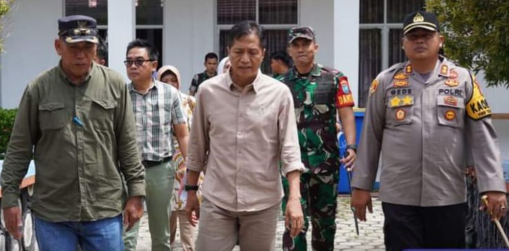 Pj. Bupati Barito Utara Drs. Muhlis dan jajaran meninjau Sekretariat Panitia Pemilihan Kecamatan (PPK) di  3 kecamatan yaitu Kecamatan Teweh Tengah, Kecamatan Teweh Selatan dan Kecamatan Teweh Baru Kabupaten Barito Utara, Kamis (8/2/2024).Foto:Delia/1tulah.com