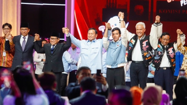 Ketiga Capres dan Cawapres mengangkat tangan bersama-sama usai debat Capres-Cawapres Kelima di JCC Senayan, Jakarta, Minggu (4/4/2024) (sumber: suara.com)