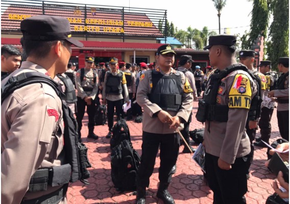 Kapolres Barito Utara AKBP Gede Eka Yudharma, S.I.K., M.A.P., memimpin apel pengecekan kesiapan personel pengamanan Tempat Pemungutan Suara (TPS), Sabtu (3/2/2024). Foto:Delia/1tulah.com

