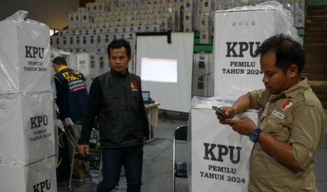 Pejabat Komisi Pemilihan Umum (KPU) dan saksi partai melakukan rekapitulasi hasil tabulasi di tingkat kecamatan di Jakarta pada 16 Februari 2024. (BAY ISMOYO / AFP)