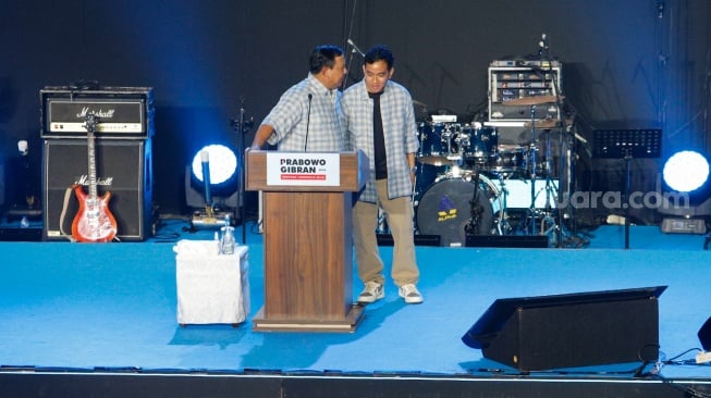 Pasangan Capres-Cawapres nomor urut 2, Prabowo Subianto dan Gibran Rakabuming Raka menyampaikan pidato politiknya dalam acara Mengawal Suara Rakyat di Istora Senayan, Jakarta, Rabu (14/2/2024) (sumber; suara.com)