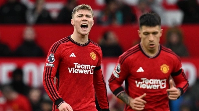 enyerang Manchester United, Rasmus Hojlund (kiri) melakukan selebrasi usai mencetak gol ke gawang West Ham United pada laga Liga Inggris di Old Trafford, Manchester, Minggu (4/2/2024) malam WIB. (sumber; suara.com)