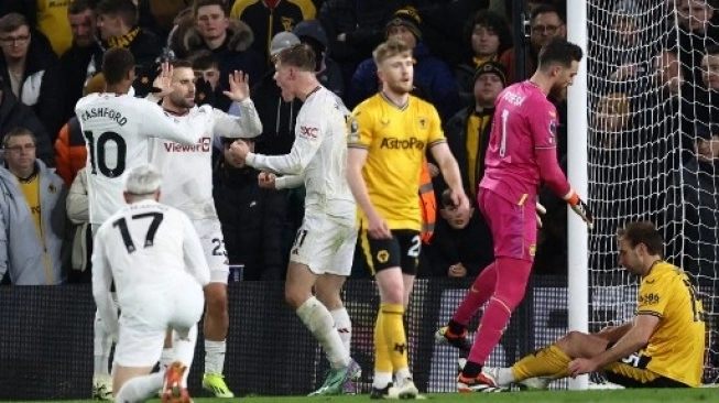 Selebrasi Rasmus Hojlund usai menjebol gawang Wolves. (sumber: suara.com)