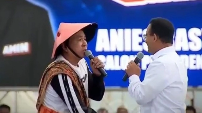 Sosok pria yang mengatasnamakan nelayan di Sulawesi Selatan nangis sesenggukan di depan Anies Baswedan (sumber: suara.com)
