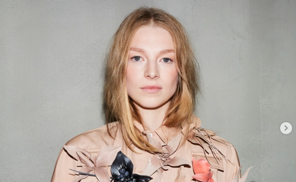Hunter Schafer ditangkap polisi karena menjadi salah satu bagian dari 50 orang yang melakukan demo pro Palestina. (foto: instagram @hunterschafer)