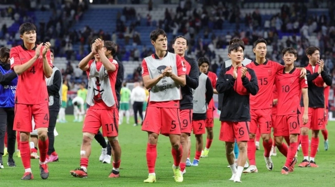Para pemain Korea Selatan menyapa penggemarnya usai mengalahkan Australia di perempat final Piala Asia 2023 di Stadion Al-Janoub di al-Wakrah, selatan Doha, pada 2 Februari 2024 (sumber: suara.com)
