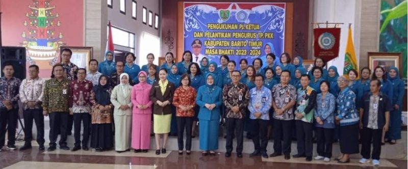 Foto bersama usai pengukuhan dan pelantikan kepengurusan TP PKK Bartim Masa Bhakti 2023-2024. Foto: 1tulah.com/zakirin

