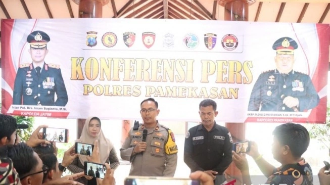 Wakapolres Pamekasan Kompol Andy Purnomo menyampaikan rilis tentang penangkapan tersangka pelaku pengeboman di rumah Ketua Penyelenggara Pemungutan Suara (KPPS), Jumat (23/2/2024) (sumber: suara,com)