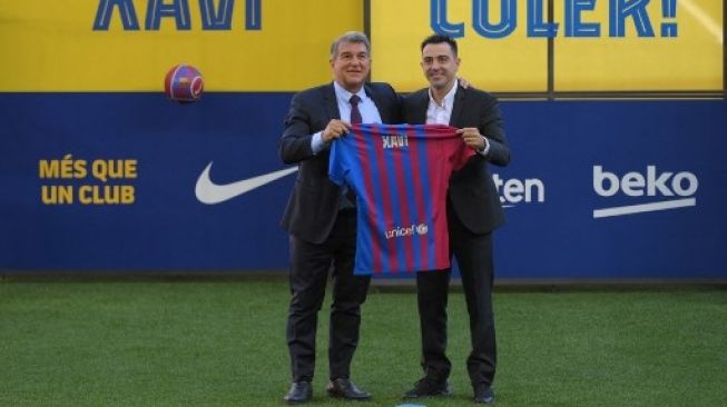 Xavi Hernandez diperkenalkan secara resmi sebagai pelatih baru Barcelona. Perkenalan tersebut digelar di Camp Nou, Senin (8/11/2021) (sumber: suara.com)