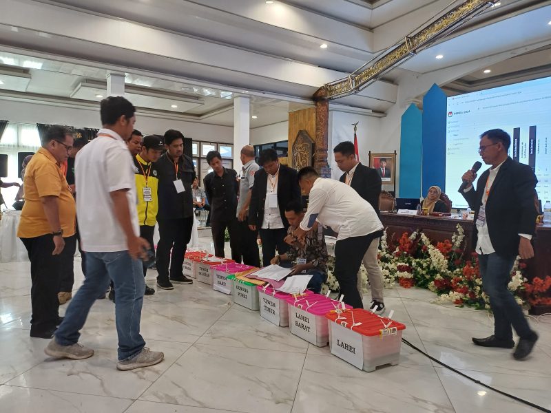 Saksi caleg Demokrat saat lakukan protes pada penghitungan suara PPK Kecamatan Gunung Purei, Kamis(29/02/2024). Foto.Deni/1tulah.com