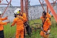 Detik-Detik Mencekam: Anggota Basarnas Gugur Jatuh dari Tower Saat Selamatkan Remaja Bunuh Diri. Sumber foto : suara.com