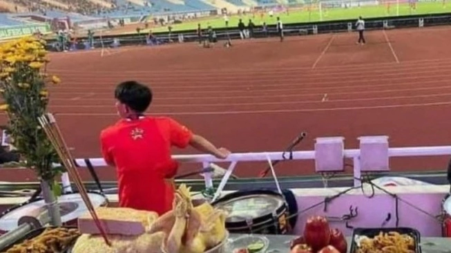 Vietnam diduga pasang sesajen di Stadion My Dinh, Vietnam. (foto: instagram @ngapakfootfball)
