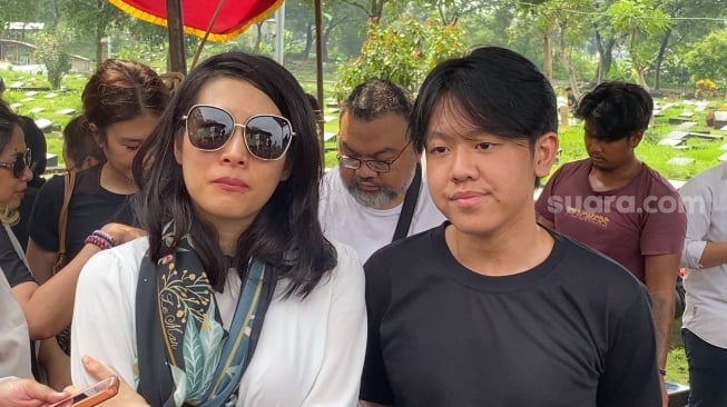 Anya Dwinov dan anak presenter Hilbram Dunar, Ranu di TPU Tanah Kusir, Jakarta, Minggu (31/3/2024). (sumber: suara.com)